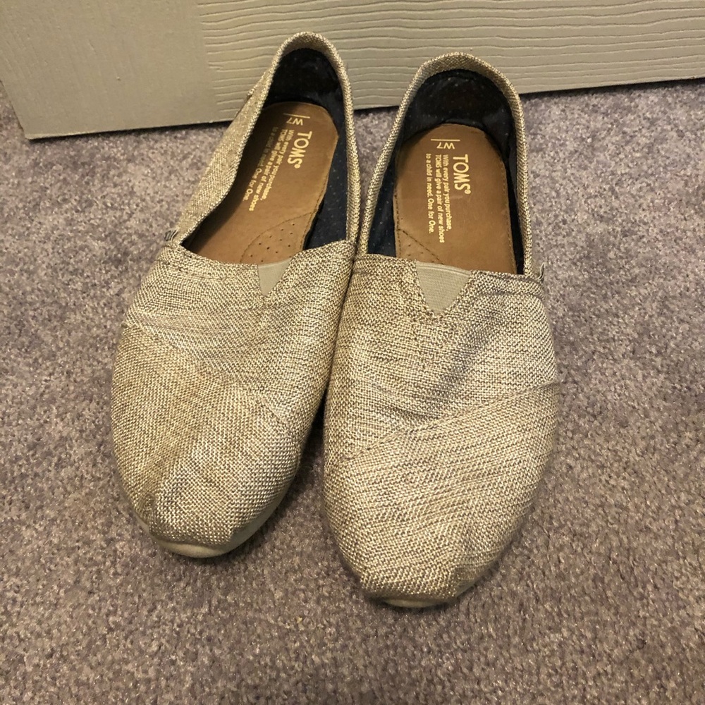 Toms in linen